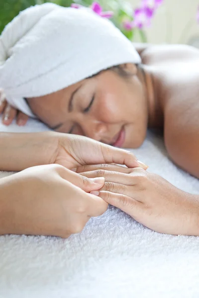 Młoda kobieta korzystających dzień masażu w spa — Zdjęcie stockowe