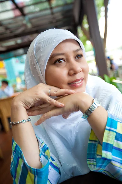 Muslimská žena zírat z chvíle být šťasten jeden den — Stock fotografie