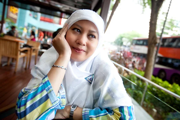 Muslimská žena zírat z chvíle být šťasten jeden den — Stock fotografie