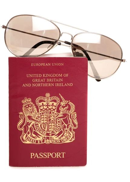 Britský pas a sluneční brýle — Stock fotografie