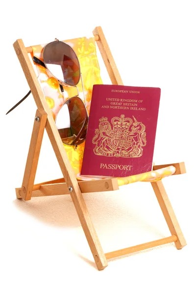 Férias de verão com óculos de sol e passaporte — Fotografia de Stock