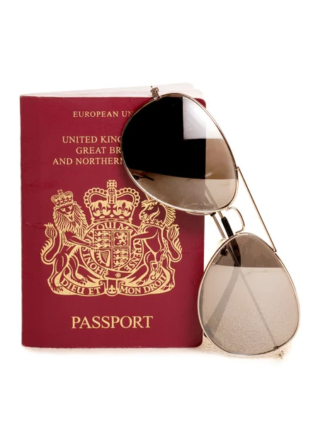 Vacances d'été avec lunettes de soleil et passeport — Photo