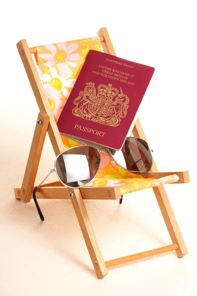 Zomervakantie met zonnebril en paspoort — Stockfoto