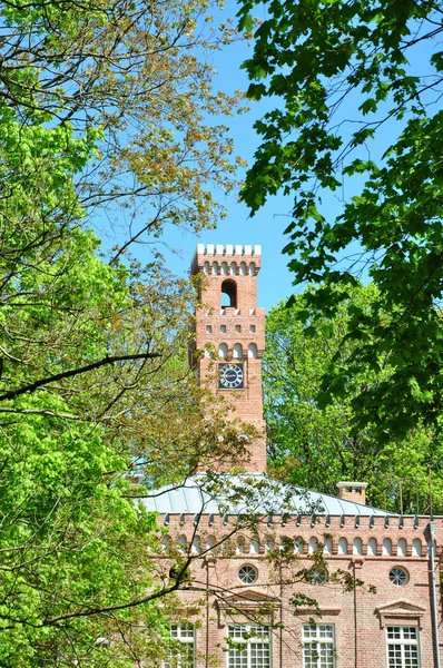 Antiguo edificio con una torre —  Fotos de Stock
