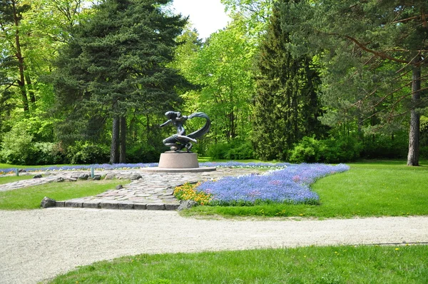 Sculptuur in park — Stockfoto