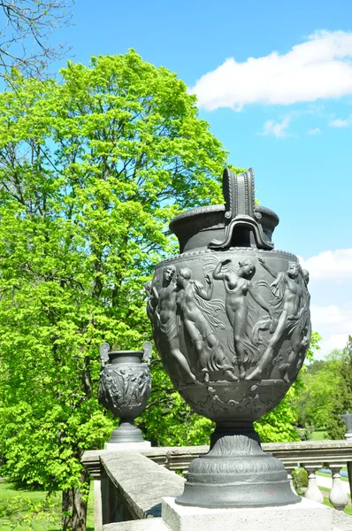 Doğaya karşı metal vazolar — Stok fotoğraf