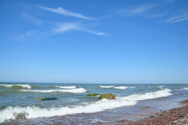 蓝色的天空和海洋波浪 — 图库照片
