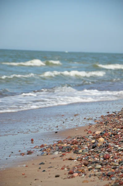 Каменное побережье и волны Балтийского моря — стоковое фото
