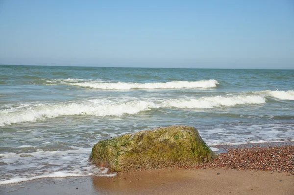 Pietra solitaria nel mare — Foto Stock