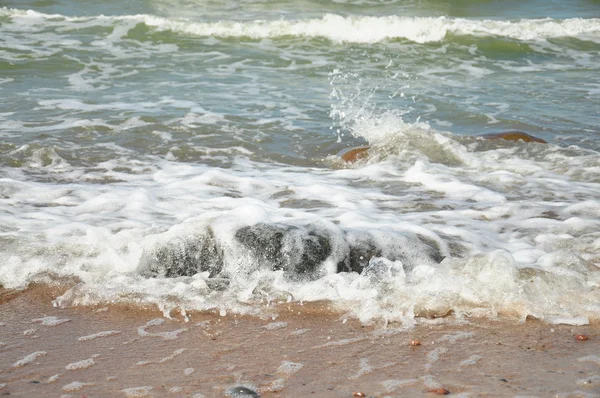 Bolhas de mar em volta de uma pedra — Fotografia de Stock
