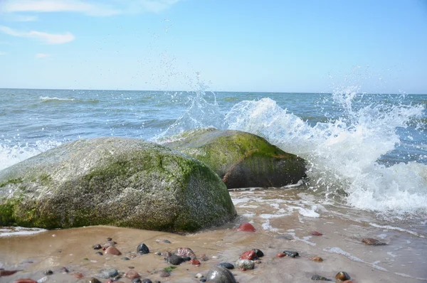 Splashes mar livre sobre pedras — Fotografia de Stock