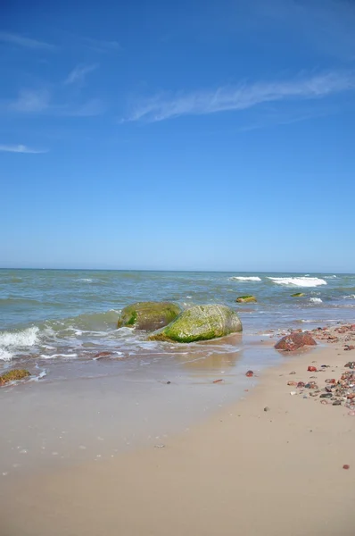 青空海と石 — ストック写真