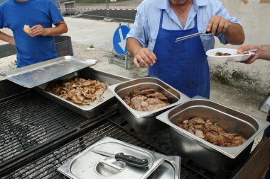 asty mangalda et mangal ile bir şenlik sırasında