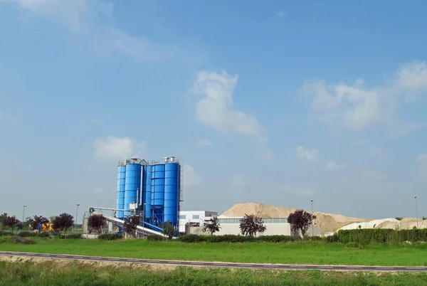 Hoge silo's bevatten het cement en het zand voor het gebouw ik — Stockfoto