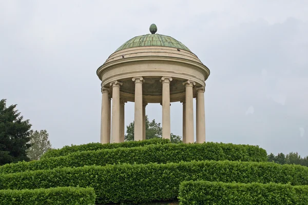 Стародавній купол над пагорбом громадського саду — стокове фото