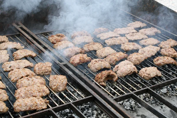 Gegrilde worst gegrilde tijdens een feestje buiten met barbecue — Stockfoto