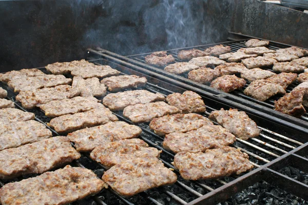 Salsicha grelhada grelhada durante uma festa ao ar livre com churrasco — Fotografia de Stock