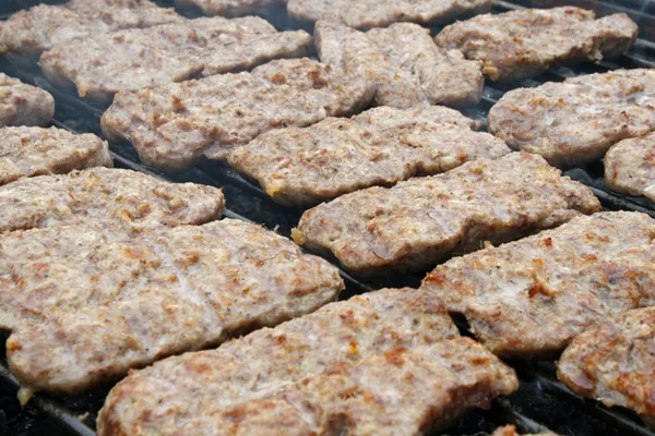 Salsicha grelhada grelhada durante uma festa ao ar livre com churrasco — Fotografia de Stock