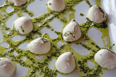 Buffalo mozzarella krem yeşil fesleğen ile