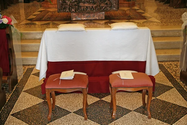 Assentos confortáveis para a noiva e o noivo antes do casamento — Fotografia de Stock