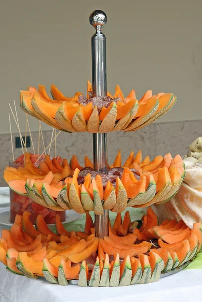 Апельсиновые дыни и ломтики салями — стоковое фото