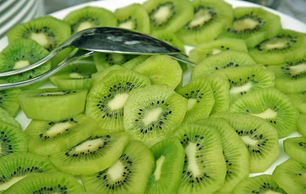 Placa de kiwi verde grande rica en vitamina C — Foto de Stock