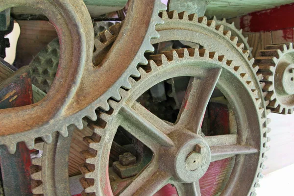 Engrenage rouillé et ancien d'une roue dentée — Photo
