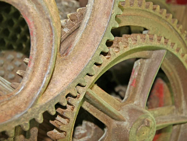 Engrenage rouillé et ancien d'une roue dentée — Photo