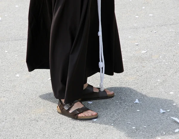 Barefoot with sandals and the habit of a Friar — Stock Photo, Image