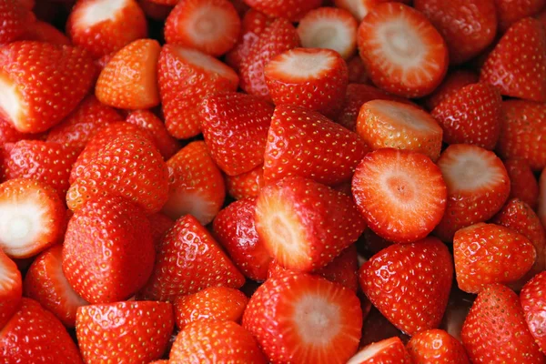 Mogna jordgubbar sallad serveras under en förfriskning — Stockfoto