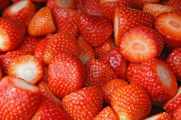 Perfumado e invitando a fresas rojas en una bandeja durante un recept —  Fotos de Stock
