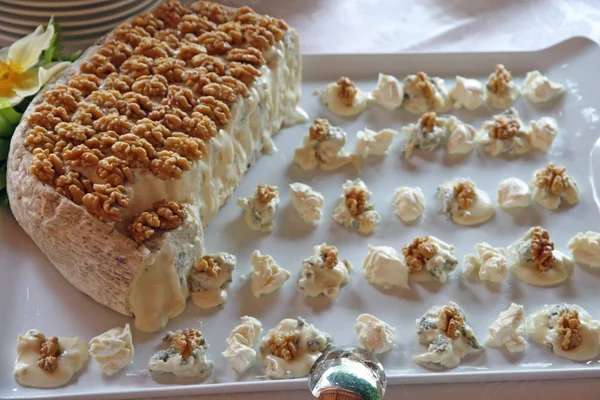 Creamy gorgonzola cheese with fine walnuts — Stock Photo, Image