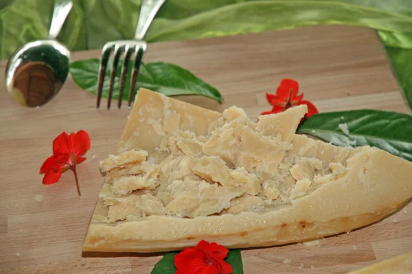 Flocos de queijo temperados com garfo e colher — Fotografia de Stock