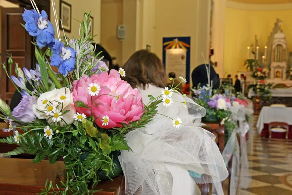 Flores para adornar a nave da Igreja durante um casamento — Fotografia de Stock