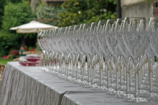 Стеклянные чашки на столе во время праздничного коктейля — стоковое фото