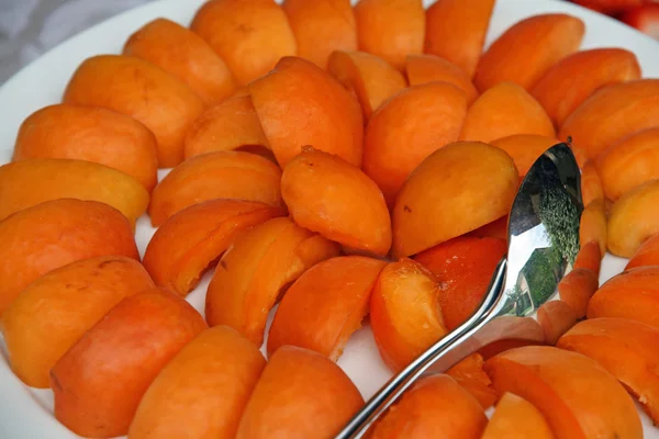 Bandeja de fatias de damasco laranja fresco a — Fotografia de Stock