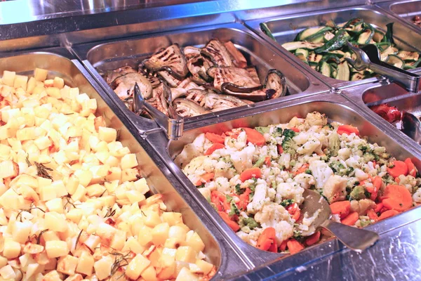Vassoi in acciaio pieni di ottimo cibo in un ristorante italiano — Foto Stock