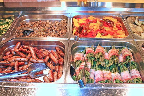 Ocelové zásobníky naplněné skvělé jídlo v italské restauraci — Stock fotografie