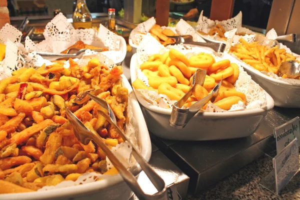 Schaaltjes gevuld met heerlijke maaltijden in een self service restaurant — Stockfoto
