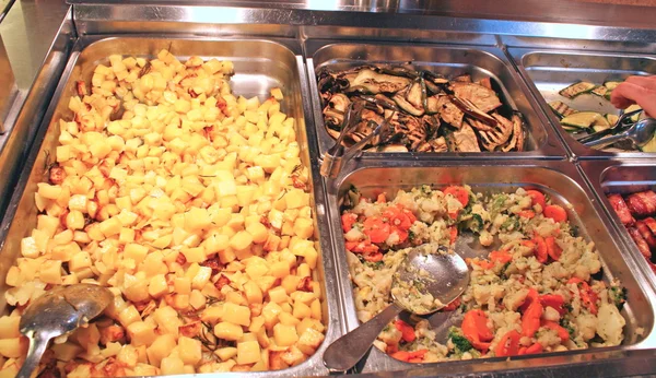 Bandejas llenas de buena comida en un restaurante italiano de autoservicio — Foto de Stock