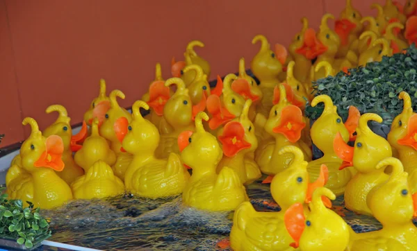 Gele eenden klaar om te worden gevangen in een merry go round van fortuin — Stockfoto