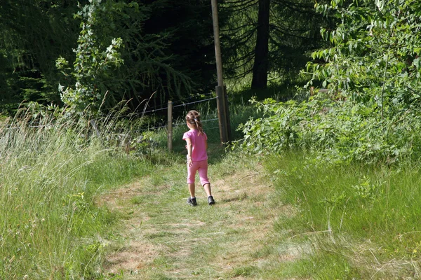 Bambina vestita di rosa che fugge in mezzo al Woo — Foto Stock