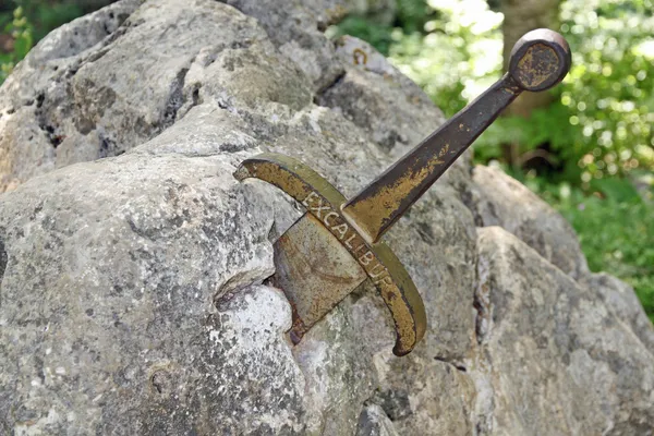 Das legendäre Schwert des Königs Arthur steckt in den Felsen — Stockfoto