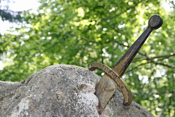 アーサー王の伝説の剣、岩で立ち往生 — ストック写真