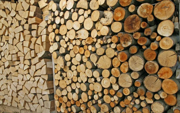 Woodpile σε το woodshed έτοιμη να κάψει και να θερμάνετε — Φωτογραφία Αρχείου