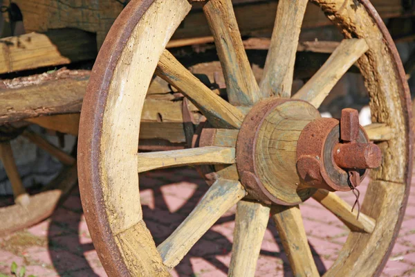 Roda de um velho carrinho de madeira para transportar coisas — Fotografia de Stock