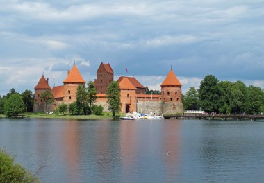 Litvanya gölde yansıyan antik kale
