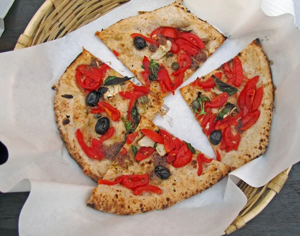 Deliciosa pizza napolitana con tomate y mozzarella servida en —  Fotos de Stock