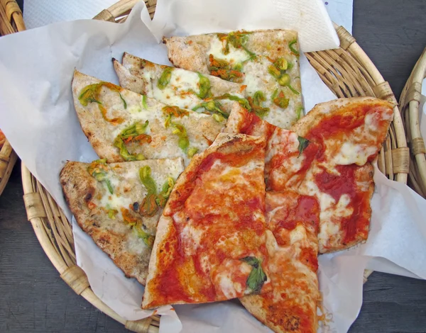 Pyszne pizza Neapolitańska z pomidorem i mozzarellą podawane w — Zdjęcie stockowe
