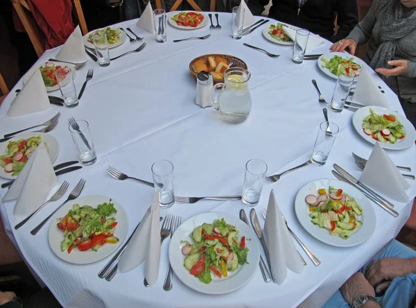 Ресторан со столами, приготовленными к праздничному ужину — стоковое фото
